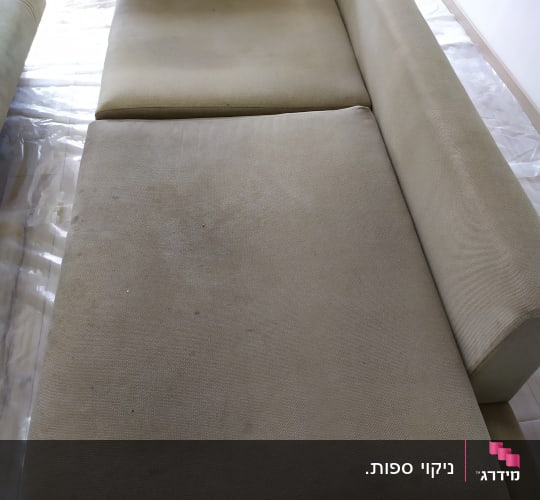 ספה מלוכלכת עם כתמים על הריפוד